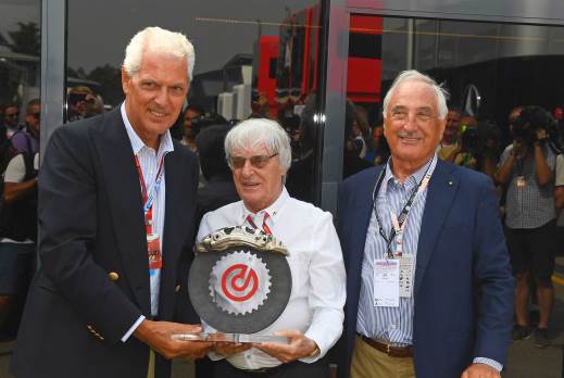 Alberto Bombassei, Presidente di Brembo, ha consegnato il trofeo per l’edizione 2016 del ‘Bernie Ecclestone Award’ a Marco Tronchetti Provera