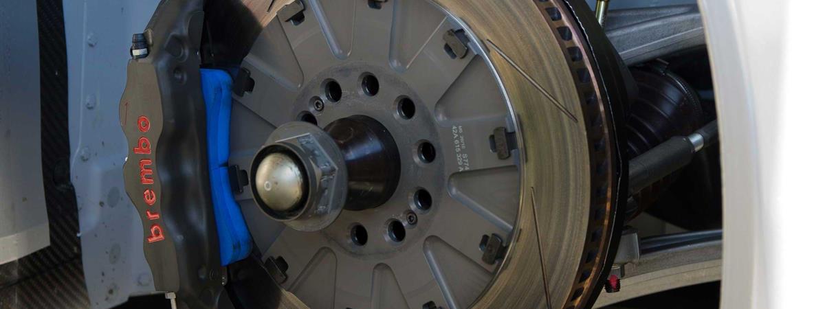 フロントにブレンボの370mmタイプ1ディスクを装着したアウディR8 LMS（撮影：James Boone）