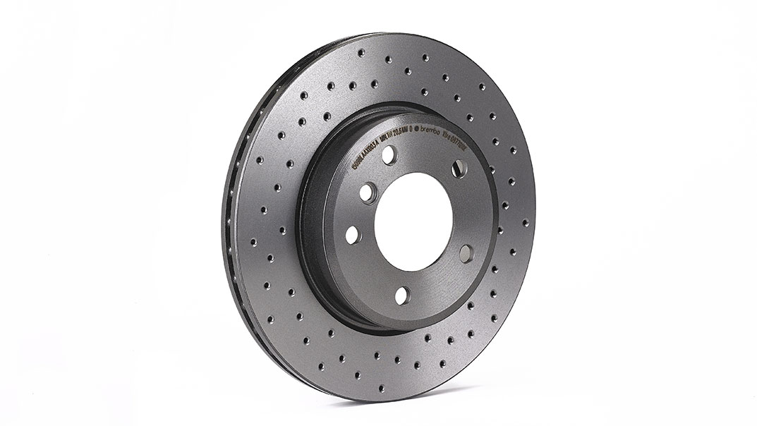 Disco Brembo aftermarket de hierro fundido modelo Xtra perforado ventilado con pintura UV