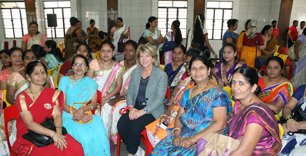 Cristina Bombassei insieme alle donne della Casa del Sorriso di Pune in India in collaborazione con l'associazione Onlus CESVI