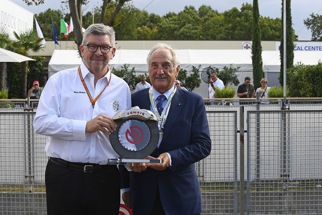 Alberto Bombassei consegna l'F1 EXCELLENCE AWARD  Ross Brawn durante il Gran Premio di Formula1 di Monza